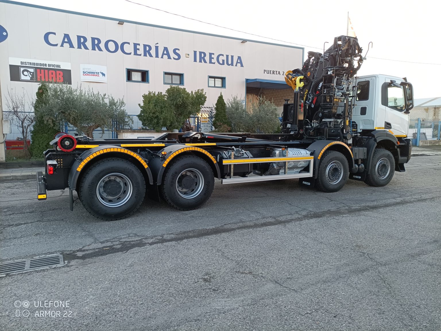 Camión con remolque al descubierto