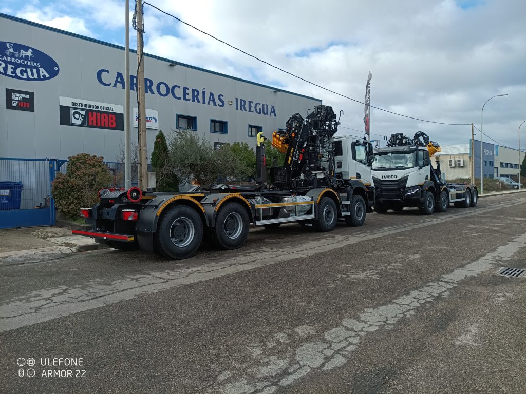 Camión con remolque al descubierto