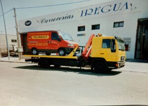 Imagen del año 2000 con cuatro camiones enfrente de nuestras instalaciones