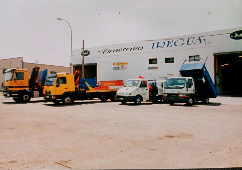Imagen del año 2000 con cuatro camiones enfrente de nuestras instalaciones